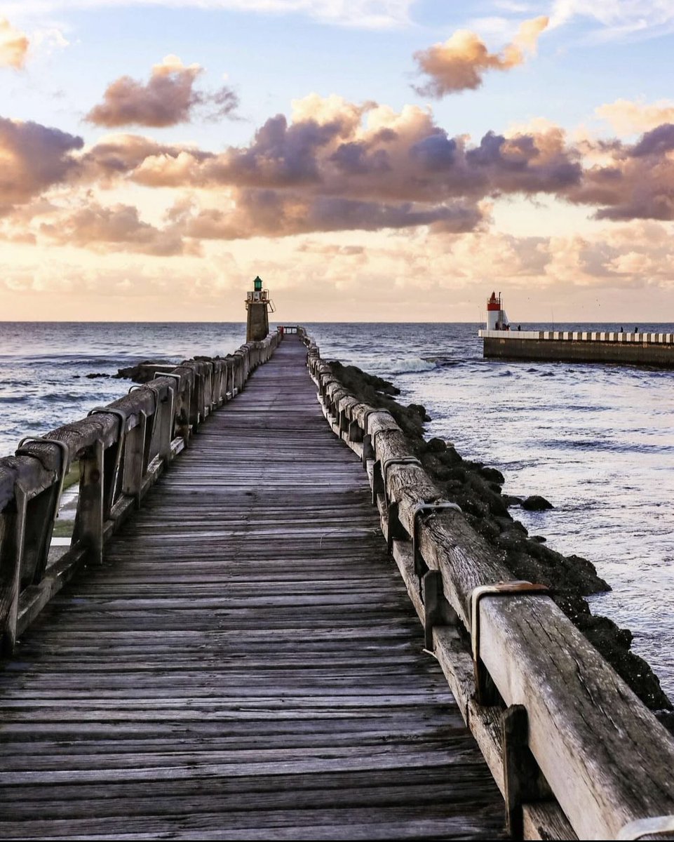malvinrisqi's tweet photo. The pier in Capbreton, Aquitaine, France. https://t.co/hpbVfa949Q