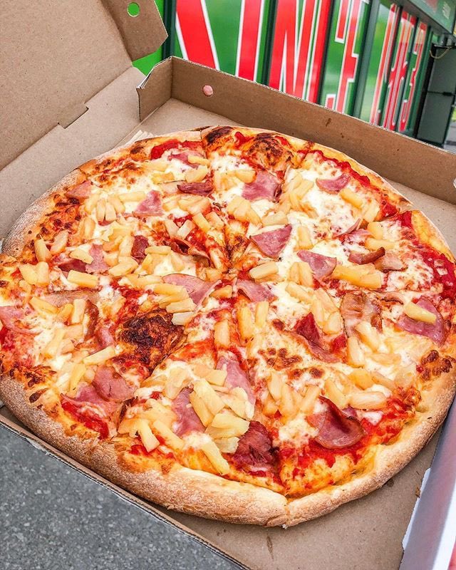FoodPleaser's tweet photo. Does pineapple belong on pizza? 🍍🍕 https://t.co/NCB1EMule4