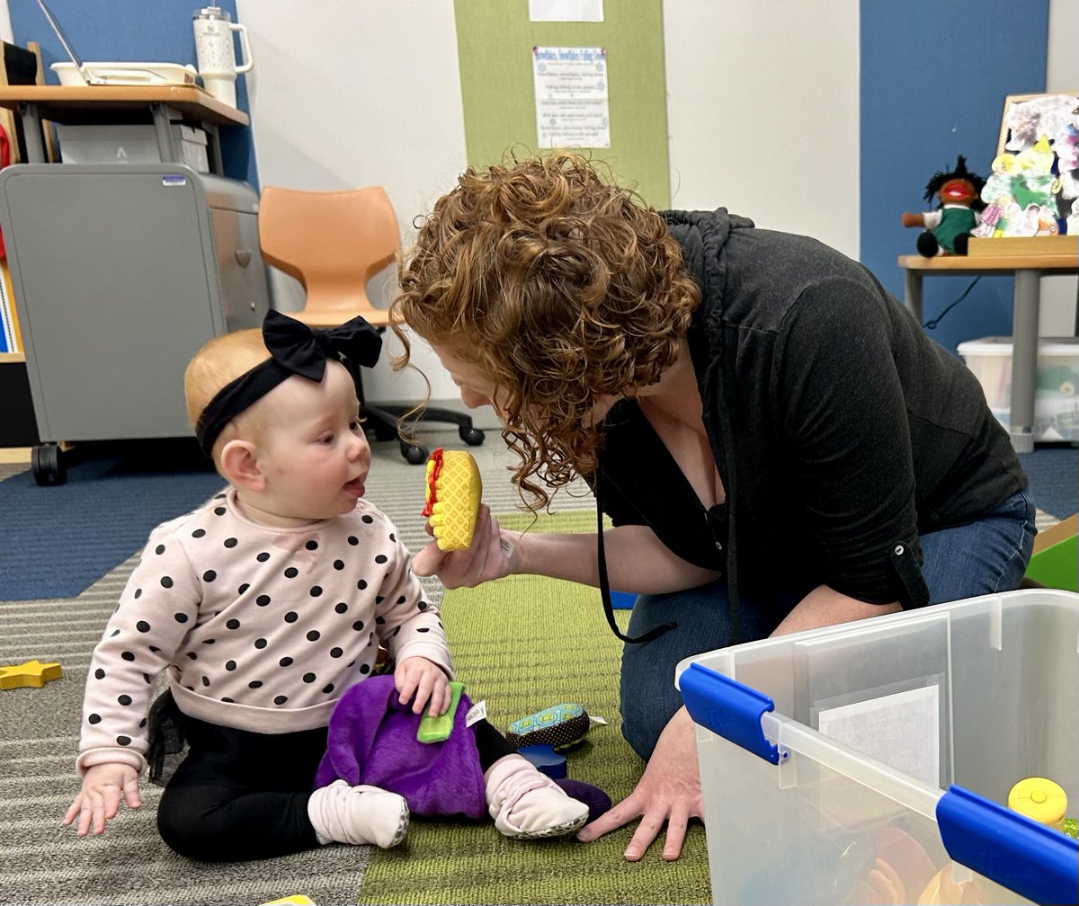 D59ELC's tweet photo. Today at Play-n-Learn Miss Marlyn is engaging families in lots of fun, learning-filled activities. Story time, music &amp; movement, art, and so much more. Awesome work! #1District1Team #D59Cares #D59Learns #EarlyLearning #FamilyFacilitatorsRock https://t.co/1AmRNUa28E