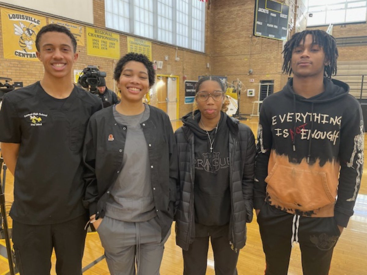 JCPSKY's tweet image. 🩸 #STOPTHEBLEED | Five @LouisvilleCHS students jumped into action to help a student who severed an artery in his forehead at school. Three of the students are in Central's health services program and knew what to do in an emergency to stop the bleed and provide care! #WeAreJCPS