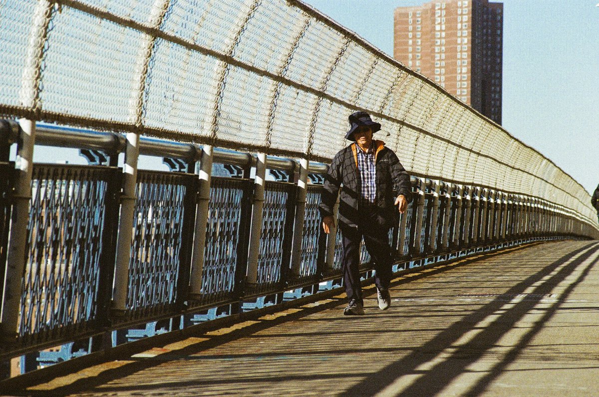 Modoshoot's tweet image. MANHATTAN BRIDGE ON FILM🎞️

On Instagram I posted the making of video of these pics

📷 Canon New F1
🔭 20mm 2.8 FD Canon | 50mm 1.4 FD Canon | 70-210 FD Vivitar
🎞️ Fujifilm 400

#35mm #analog #nyc #canonf1 #fujifilm #shootonfilm #manhattan #analogphotography #BrooklynBridge