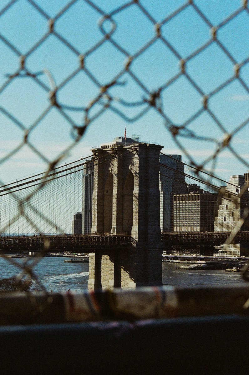 Modoshoot's tweet image. MANHATTAN BRIDGE ON FILM🎞️

On Instagram I posted the making of video of these pics

📷 Canon New F1
🔭 20mm 2.8 FD Canon | 50mm 1.4 FD Canon | 70-210 FD Vivitar
🎞️ Fujifilm 400

#35mm #analog #nyc #canonf1 #fujifilm #shootonfilm #manhattan #analogphotography #BrooklynBridge