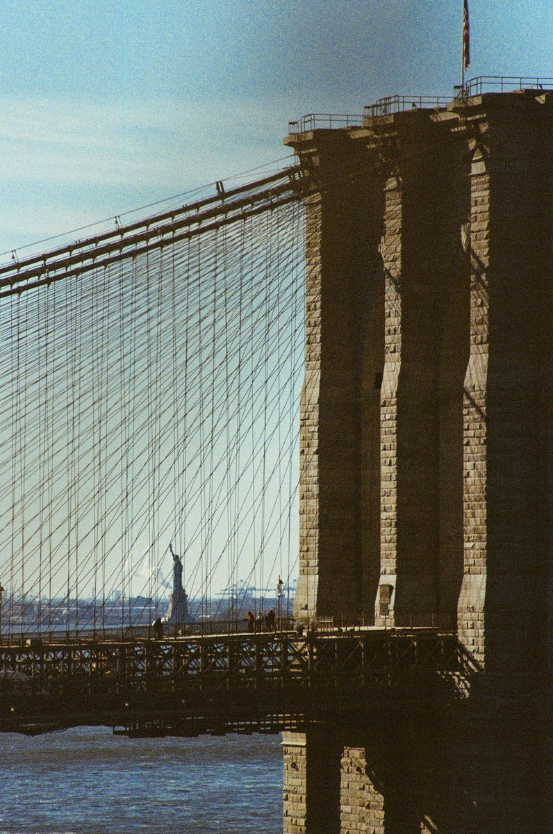 Modoshoot's tweet image. MANHATTAN BRIDGE ON FILM🎞️

On Instagram I posted the making of video of these pics

📷 Canon New F1
🔭 20mm 2.8 FD Canon | 50mm 1.4 FD Canon | 70-210 FD Vivitar
🎞️ Fujifilm 400

#35mm #analog #nyc #canonf1 #fujifilm #shootonfilm #manhattan #analogphotography #BrooklynBridge