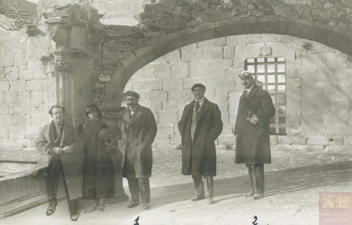 25 de Febrer de 1923. Albert Einstein visita el Monestir de Poblet acompanyat d'un dels millors jugadors dels primers anys d'història del Barça: Bernat Lassaleta.

L'enginyer i catedràtic català va ser un dels primers grans 'killers' de la davantera blaugrana.

📷 Casimir Lana