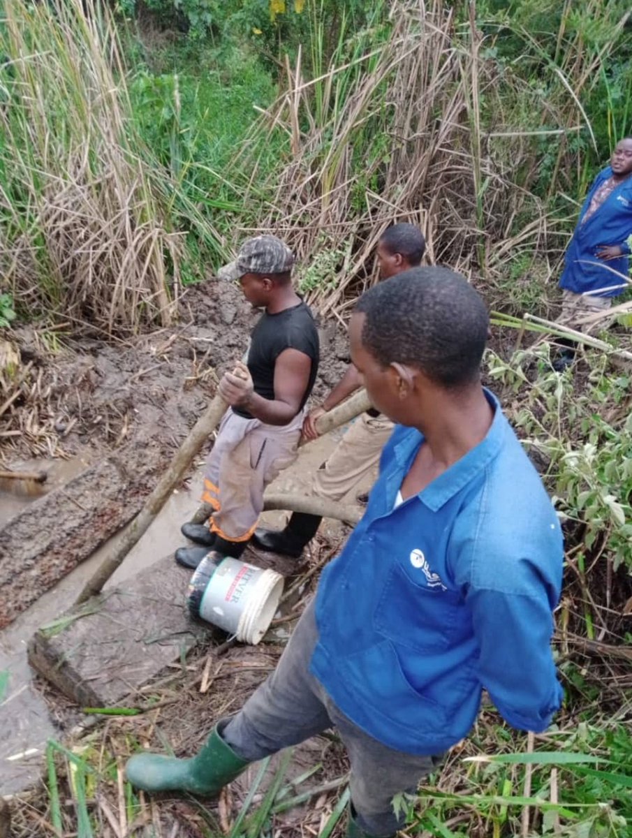 wasac_rwanda's tweet image. Turamenyesha abafatabuguzi bacu batuye @KicukiroDistr mu Murenge wa @KanombeSector mu tugari twa #Kabeza na #Rubirizi ko kubera iyangirika ry'umuyoboro badafite amazi.Turi gukora ibishoboka byose ngo dusane ahangiritse bitarenze iminsi itatu (3) basubirane amazi.Tubiseguyeho!