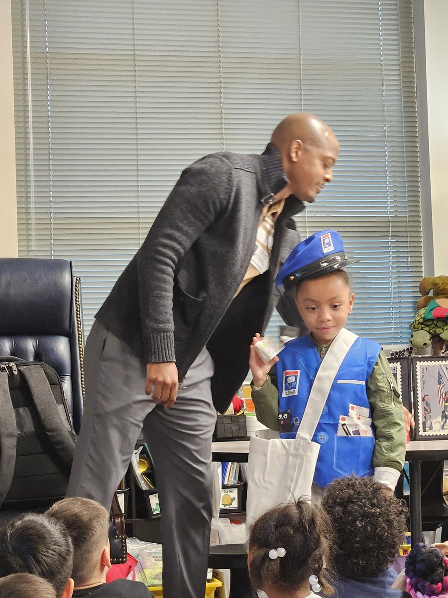 MaryBethBajikar's tweet image. What a great start to Career Week!! 
@DLE_Lions 
#justgoodteaching #livelaughloveleonetti #hearourroar