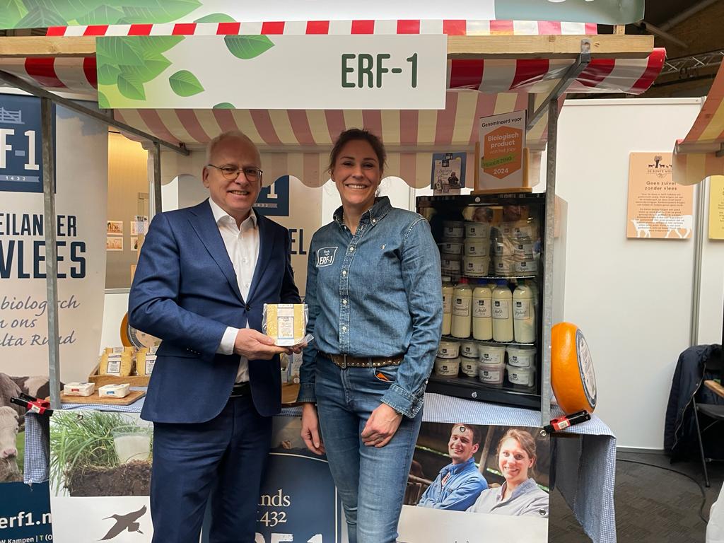 erf_bruins's tweet photo. Vorige week hadden we ons eerste hoogtepunt van 2024! Een ontmoeting met demissionair Minister Adema op de Biobeurs! Uiteraard heb ik hem verteld over mijn missie om Agro, Food en Health met elkaar te verbinden. @biobeurs #biobeurs @ministerielnv @boerderijzuivel @boerenkaas https://t.co/FRNcc5HUBW