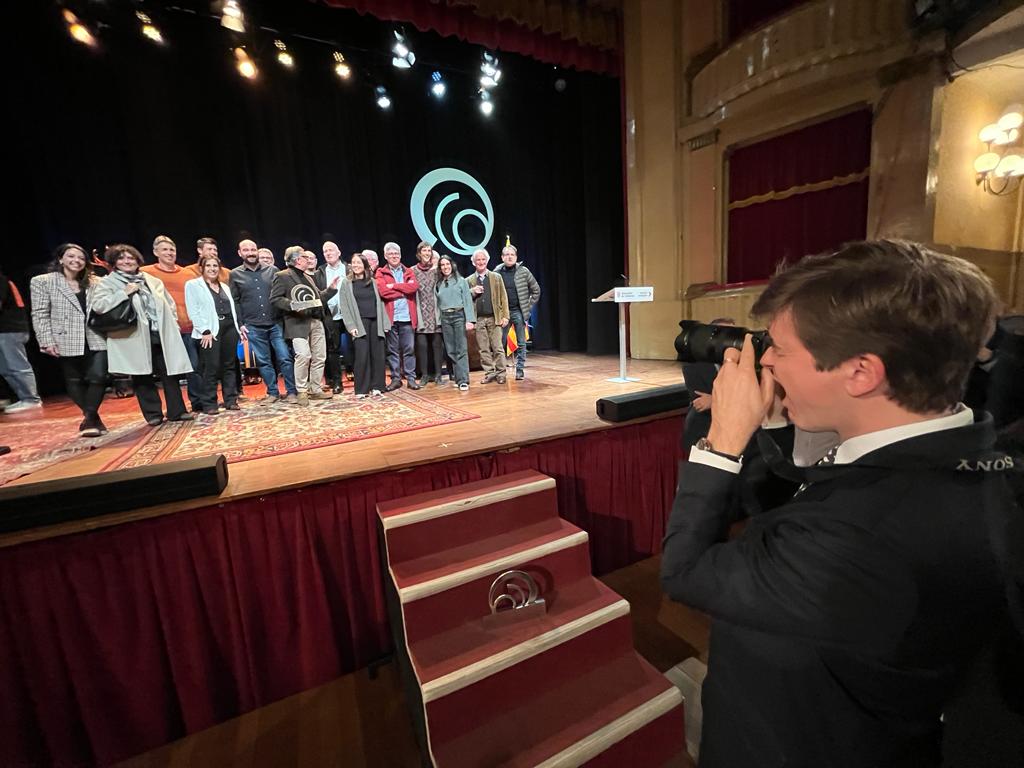 Som Premi Nacional de Comunicació de Proximitat. I ens ve molt al cap l'agraïment a la gent que ens fa costat, que ens fa confiança. Continuarem treballant a favor d'aquest periodisme que escalfa com el caliu i que fa olor de terra molla i estovada.