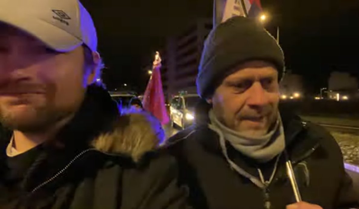 dd_nazifrei's tweet photo. Ein Typ, der auf einer knallharten #Nazi-Demo mitläuft denkt, er sein nicht rechts. Aber ansonsten äußert die Blitzbirne mit deutsch-russischer Flagge auch ziemlich viel Stuss. #DD2201 https://t.co/8v0k1kptwv