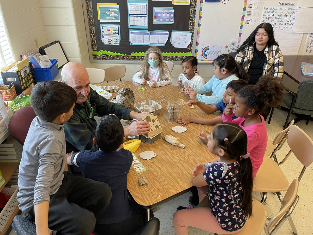 Second graders had a blast making bookmarks with @DianeLill from @ConservNtn. Students started with old newspapers, made pulp, and turned them into bookmarks. Once they dry, they will be decorated by students. @CSconnect_MCPS @eemajor @blessings4 @MCPSSERT @MAEOE_MD #greenschool