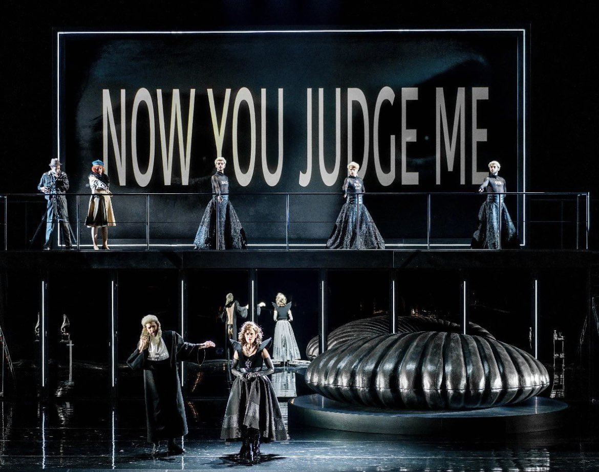 4**** in de pracht recensie van Peter van der Lint in Trouw
Nederlandse Reisopera scoort met expliciete en virtuoze productie van ‘Powder Her Face’