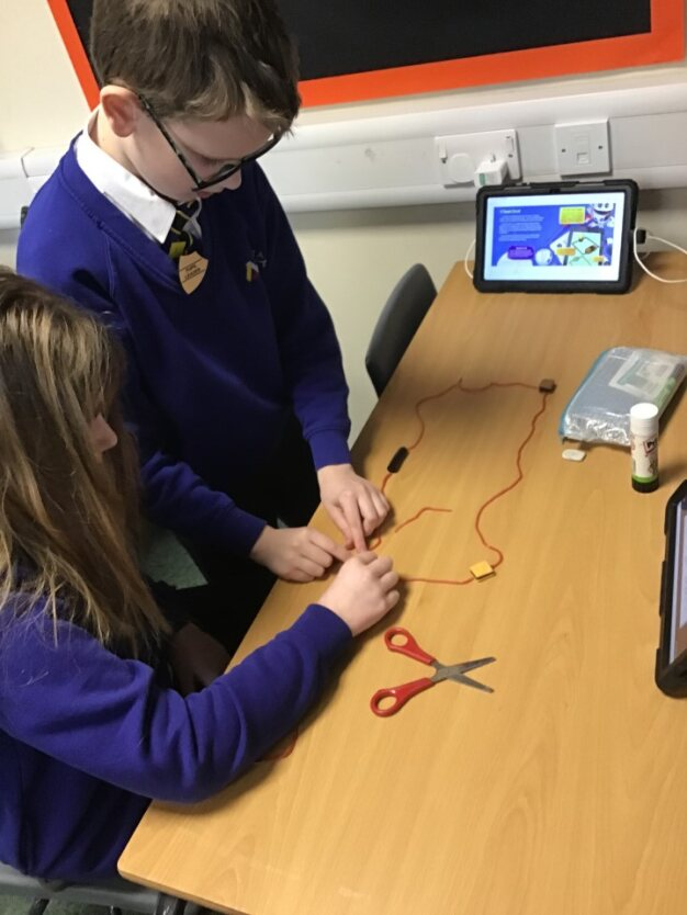 DeltaWorlaby's tweet photo. As Scientists, Dassu Class have been learning about Electricity and the components required to create a complete circuit. The children used sweets to demonstrate their prior learning whilst discussing their knowledge in pairs! #WorlabyScience #DeltaScience https://t.co/bAJMq3h76C