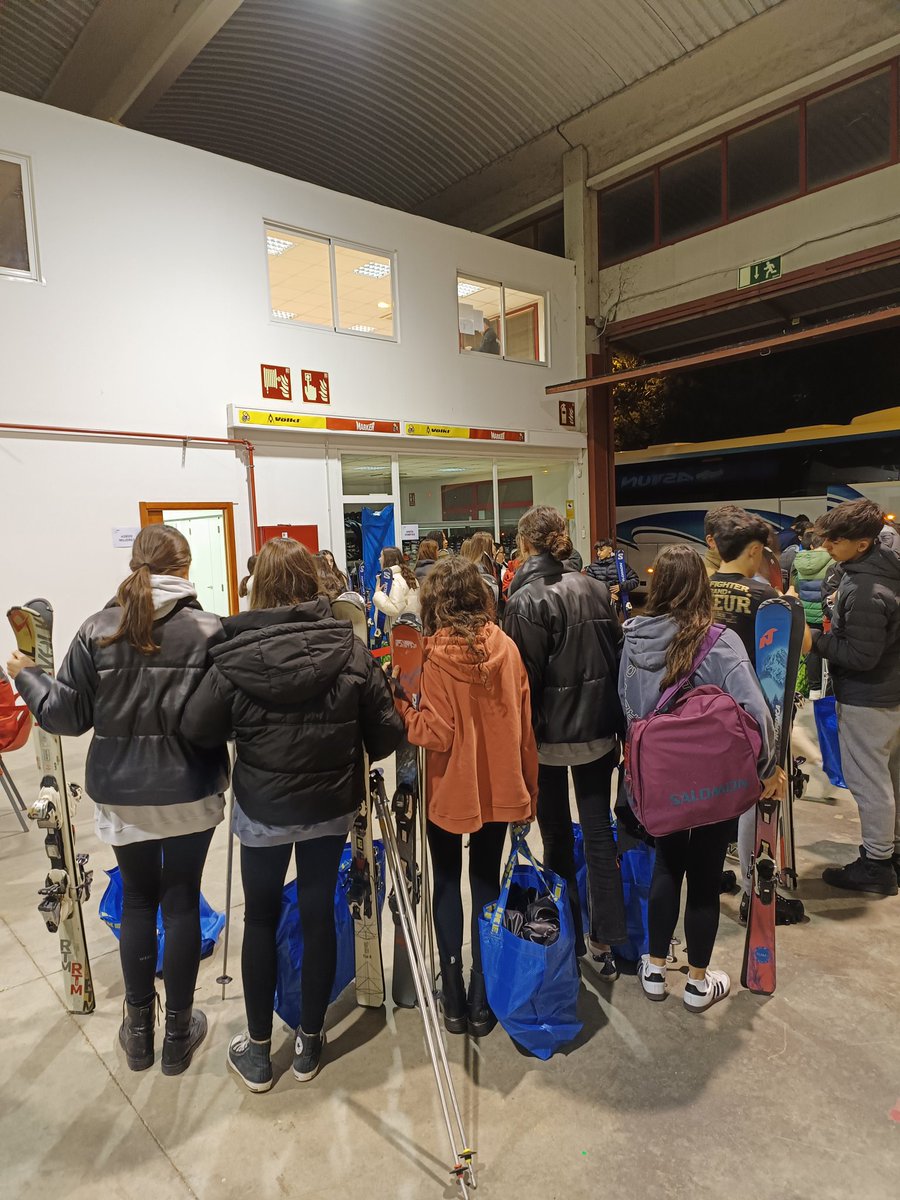 Alquiler del material ✅
Ahora una vuelta para conocer Jaca.
#DsAstun2024