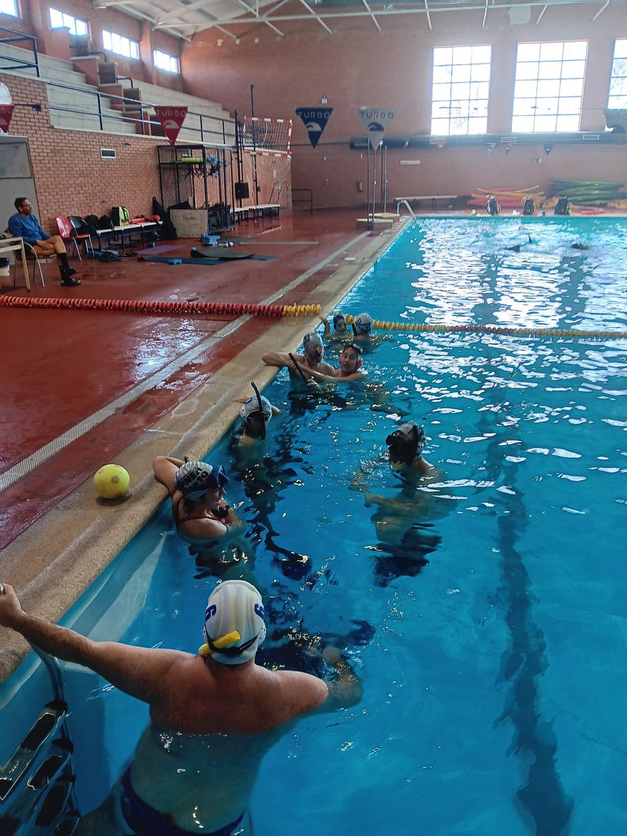 ApneaMadrid's tweet photo. Este pasado Domingo tuvimos entreno matutino con sesión de estiramientos, estática y un divertido partido de Rugby Subacuático contra el equipo de Los Osos madrileños.💪🏾 https://t.co/uLrfYl7Qwq