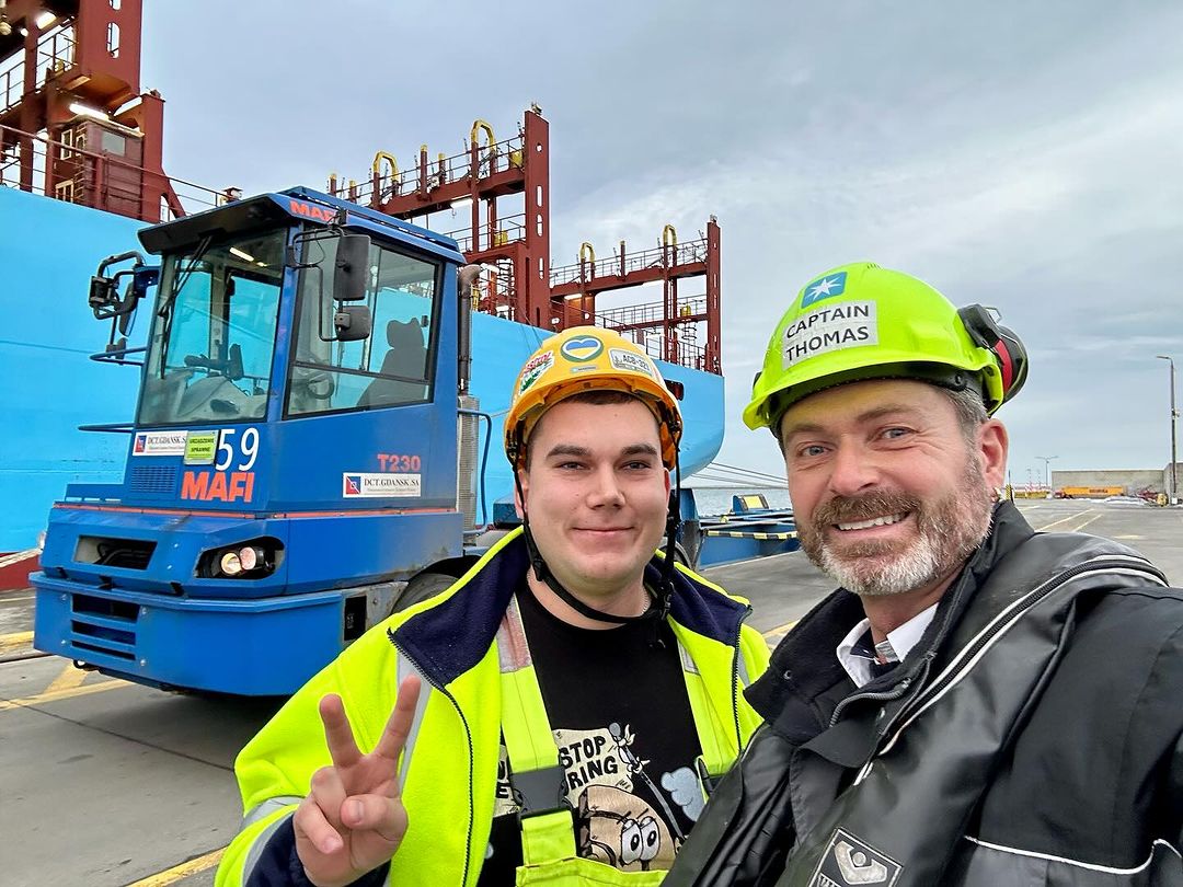 The stevedores in the ports are also hardworking keyworkers who maintain the supply chains and ensure the supermarkets and pharmacies are full. Good to be back in Gdańsk and say hello to our shipspotter and good friend ! .