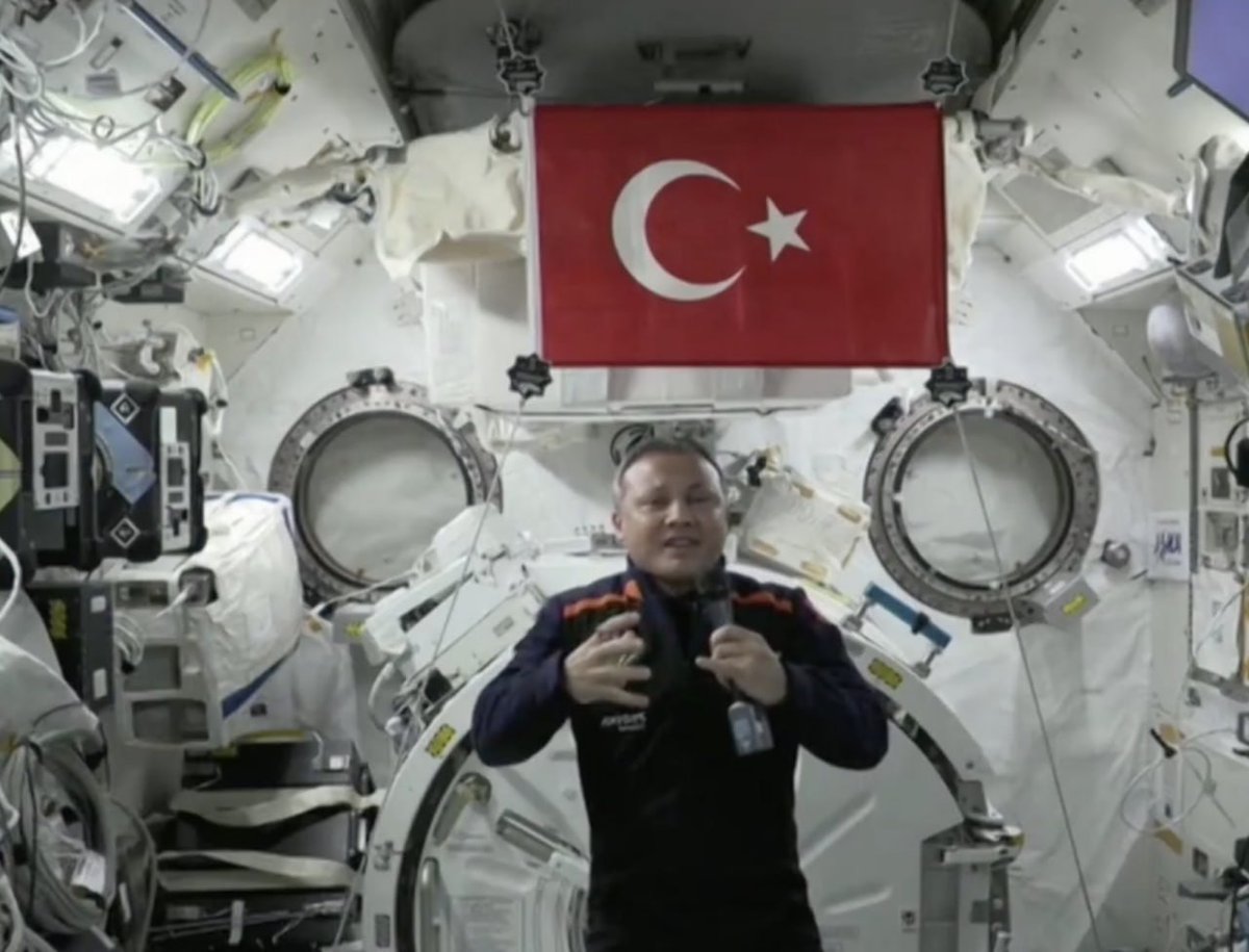 ahmetsul25's tweet photo. 🚨 #Alper Gezeravcı:
Fırlatmadan hemen sonra vücudumda bazı değişiklikleri hissetmeye başladım. Örneğin tüm sıvılar yukarıda toplandığı için yüzüm daha şişkin gözüküyor.
#TÜRSABıBölmeyin
#KızılGoncalar
#Web3PunksNFTs
#BuSeferHÜDAPAR
#FilistiniçinTEKYÜREK https://t.co/t1wQewFgCu