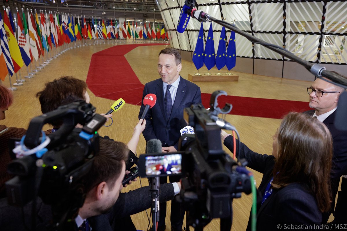 sikorskiradek シコルスキ外相は🇪🇺外相理事会でこう述べました。 「政治的観点から、ロシア中央銀行 の凍結資産が🇺🇦へ送られることに私たちは賛同しました。侵略者は、自らが引き起こした損害の賠償をする、という原則を確立することがとても重要です。」