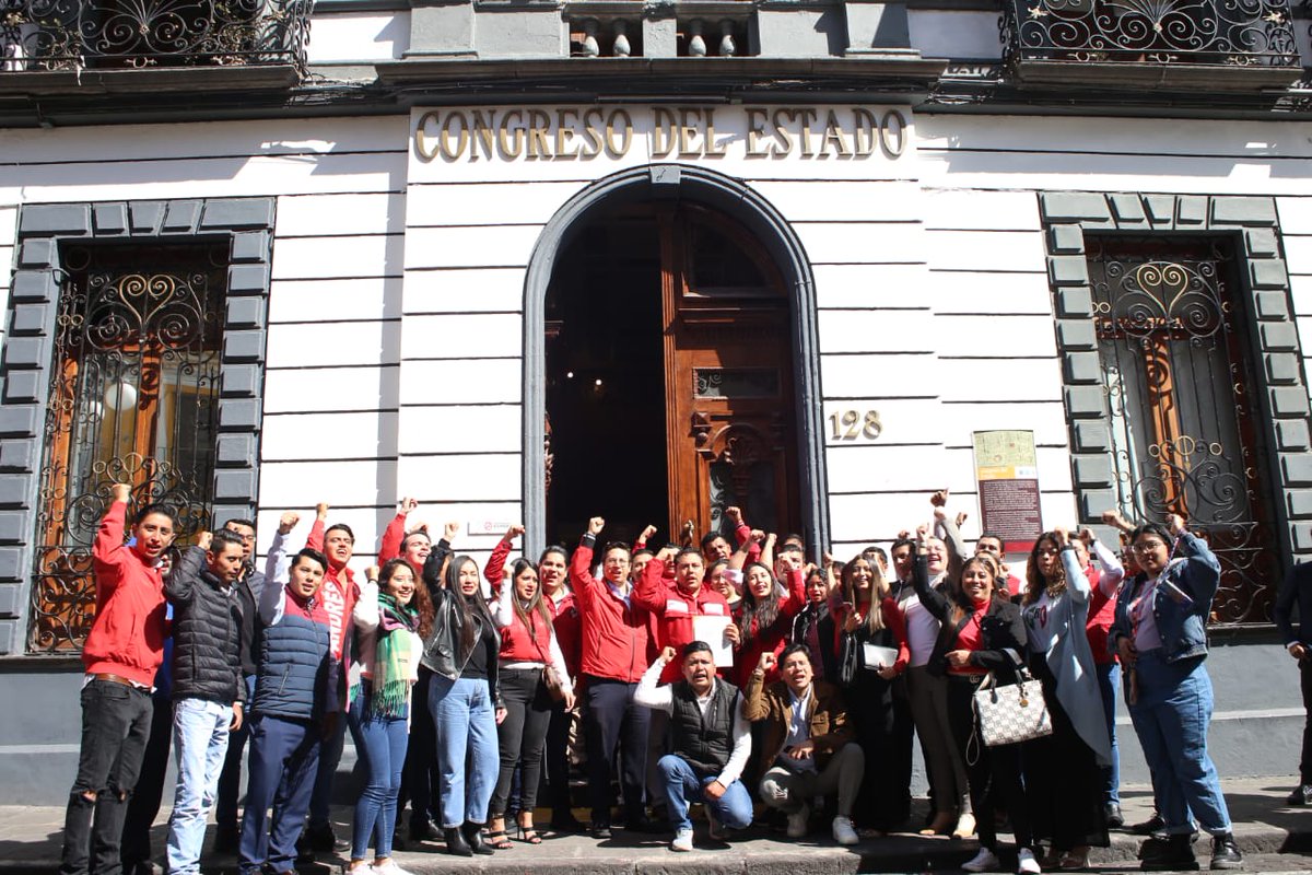 El Presidente de la <a href="/RJXMex_Pue/">Red Jovenes X Mexico Puebla</a>, <a href="/BanuelosClaudio/">Claudio BAÑUELOS</a>; la líder estatal de <a href="/MT_Pue/">Movimiento Territorial Puebla</a>, <a href="/AnaIsabel_MZ/">Ana Isabel Munguía Zárate</a> y el Regidor <a href="/cuau94/">Cuauhtemoc Betanzos</a>, ofrecieron una #RuedaDePrensa en la que 
exigieron la separación definitiva de sus curules a los diputados del <a href="/CongresoPue/">H. Congreso de Puebla</a> que quieran abandonar al <a href="/PRIdePUEBLA/">CDE PRI Puebla</a>.