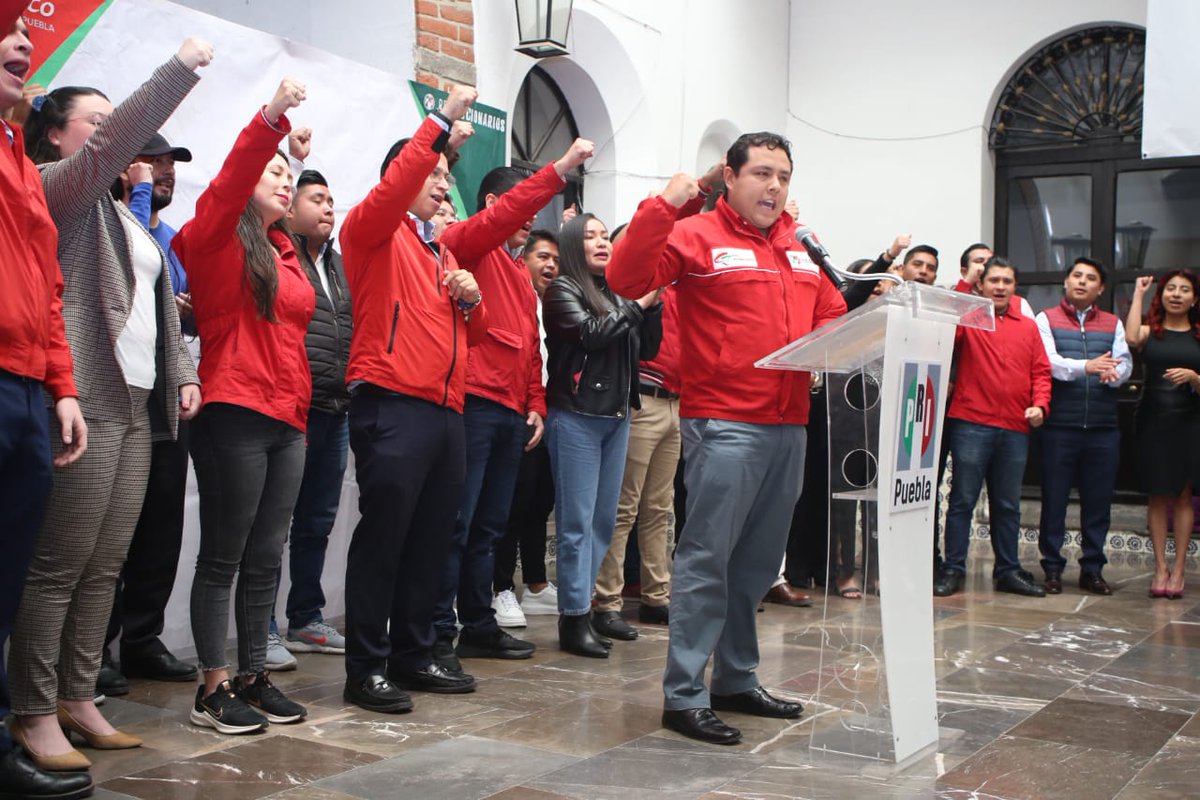 RJXMex_Pue's tweet photo. El Presidente de la @RJXMex_Pue, @BanuelosClaudio; la líder estatal de @MT_Pue, @AnaIsabel_MZ y el Regidor @cuau94, ofrecieron una #RuedaDePrensa en la que 
exigieron la separación definitiva de sus curules a los diputados del @CongresoPue que quieran abandonar al @PRIdePUEBLA. https://t.co/2mJj3KmENV