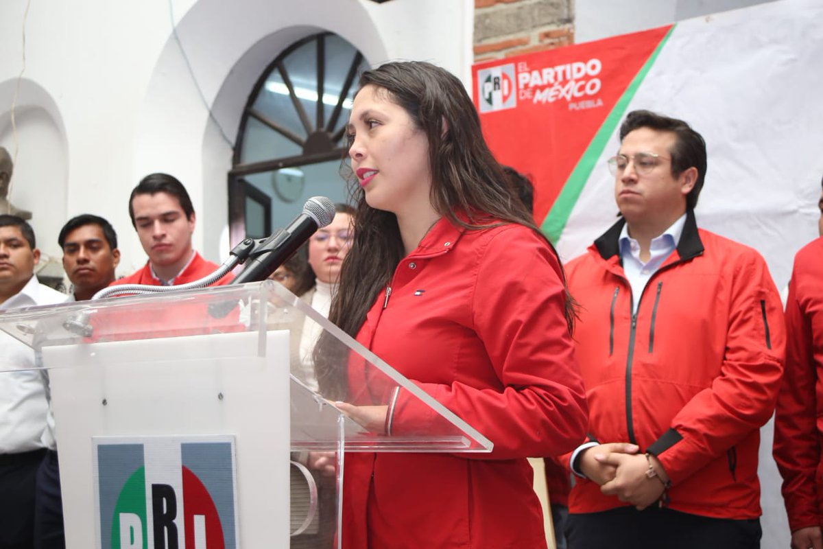 RJXMex_Pue's tweet photo. El Presidente de la @RJXMex_Pue, @BanuelosClaudio; la líder estatal de @MT_Pue, @AnaIsabel_MZ y el Regidor @cuau94, ofrecieron una #RuedaDePrensa en la que 
exigieron la separación definitiva de sus curules a los diputados del @CongresoPue que quieran abandonar al @PRIdePUEBLA. https://t.co/2mJj3KmENV