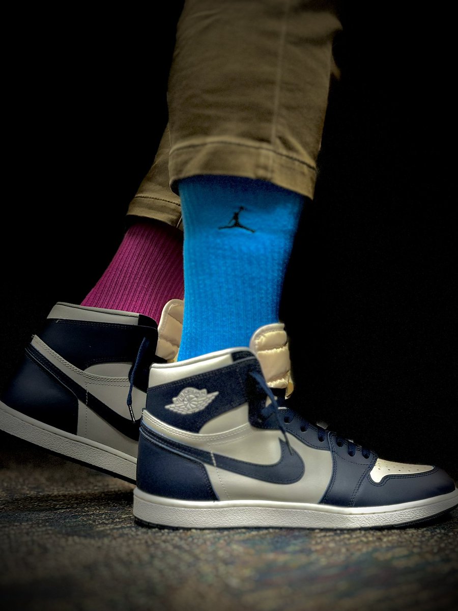 moreshoesthan's tweet image. 85 Georgetown’s 

Couldn’t decide which socks to go with today #splitdecision

#JMillzChallenge
#Jordan1January
#KOTD
#airjordan #airjordan1 #OG #nike 
#yoursneakersaredope #wearyourkicks #snkrsliveheatingup #snkrskickcheck #snkrs #sneakers 
#BredLasso where ya at @jasonsudeikis?