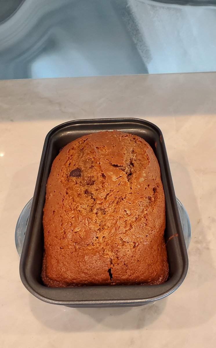bethcarter007's tweet photo. It took FOREVER for this pumpkin chocolate chip bread to bake. I'm finally going to write. Happy Monday! Who else is writing today? #WritingCommunity #authorswhocook #writerslife https://t.co/9S8yoYS7DO