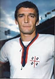 MatteoSau's tweet image. Grazie per averci regalato l’orgoglio di guardare dritti in faccia le persone quando diciamo “sono sardo e tifo il Cagliari” ♥️11💙 #GigiRiva