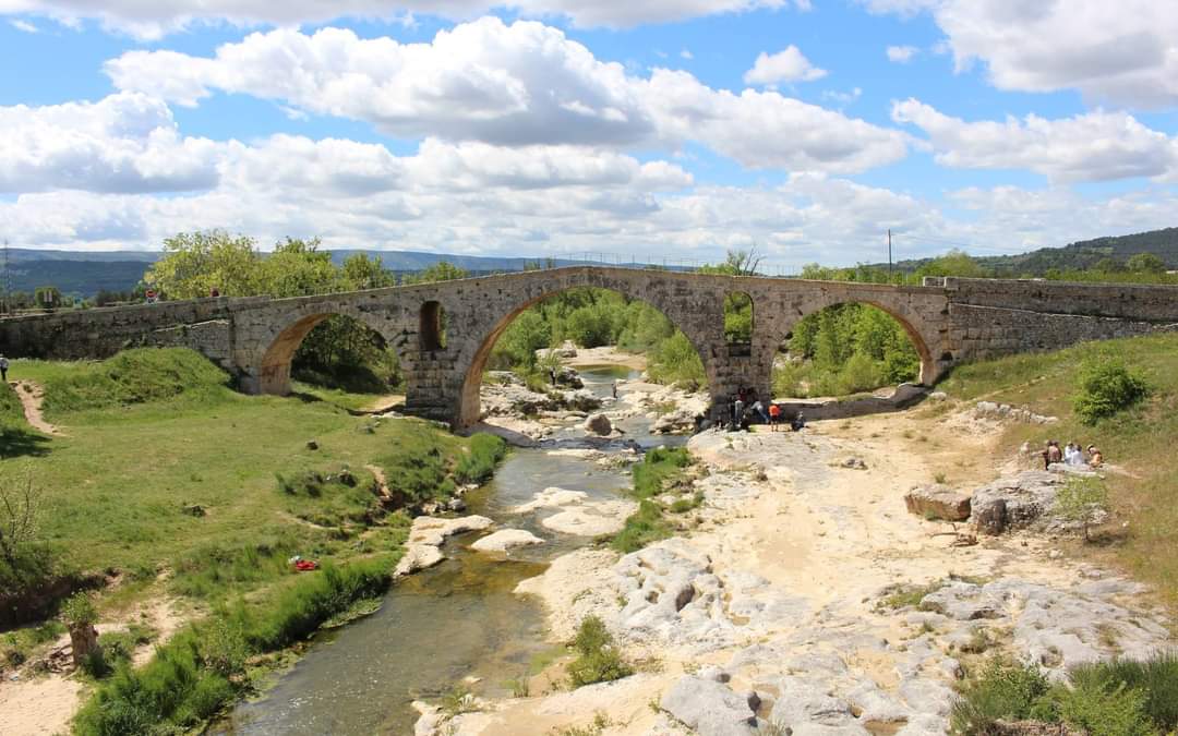 ILS SONT FOUS CES ROMAINS!!!
Le Pont Julien
Savez-vous que le Pont Julien a été utilisé pour le trafic routier jusqu’en 2005 !
Si j’étais un commerçant gallo-romain habitant la Gaule Narbonnaise (vers 120 avant JC), j’aurai franchi le Pont Julien pour aller jusqu’à Rome...