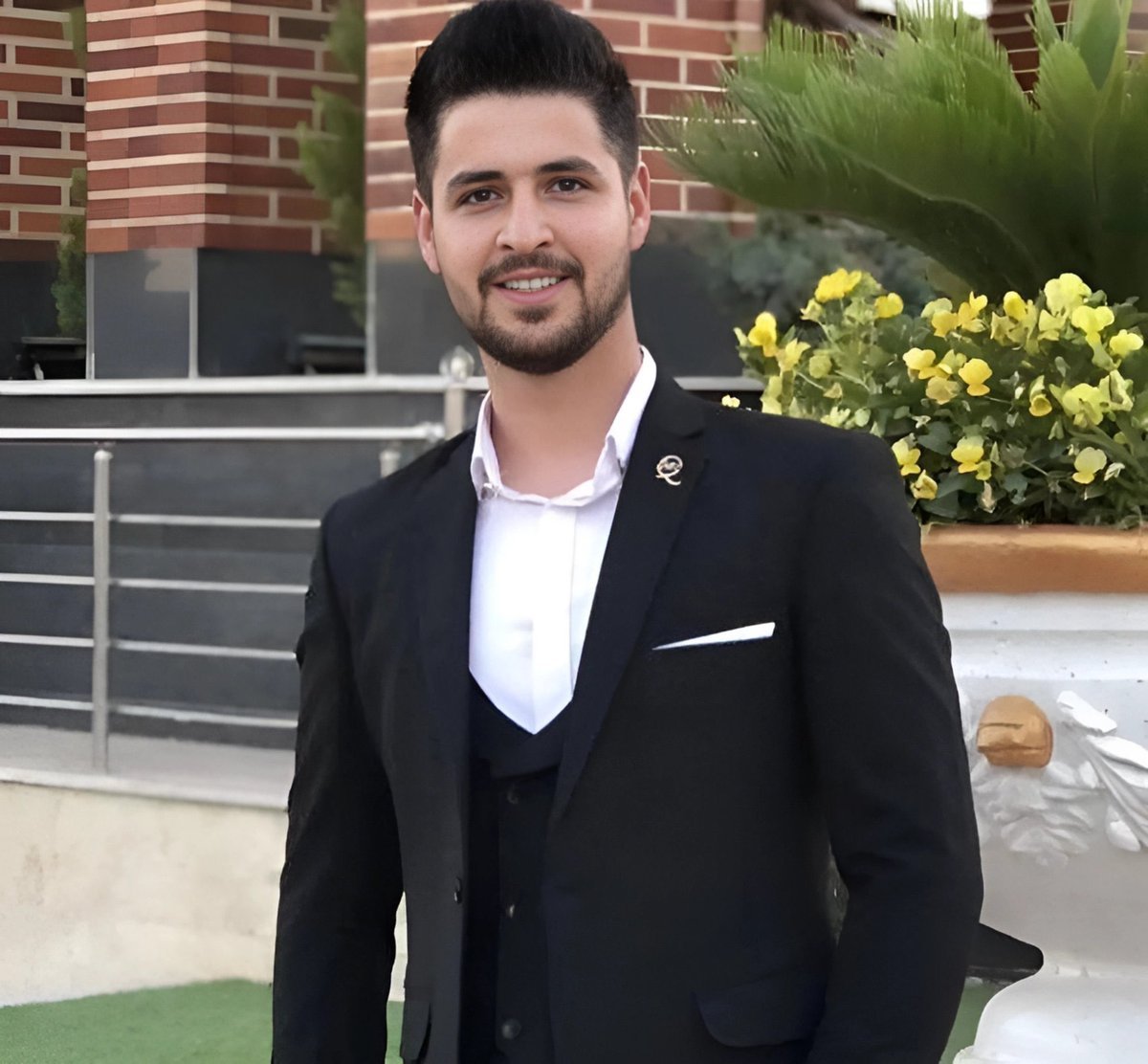 ULTIM'ORA: Lui è #MohammadGhobadlou, 23 anni, domattina all'alba, in nome di Allah, sarà impiccato. Perché? Perché ha la colpa di aver manifestato per la liberazione dell'Iran dal mostruoso regime #iraniano che il mondo libero e democratico dovrebbe espellere dal pianeta Terra.