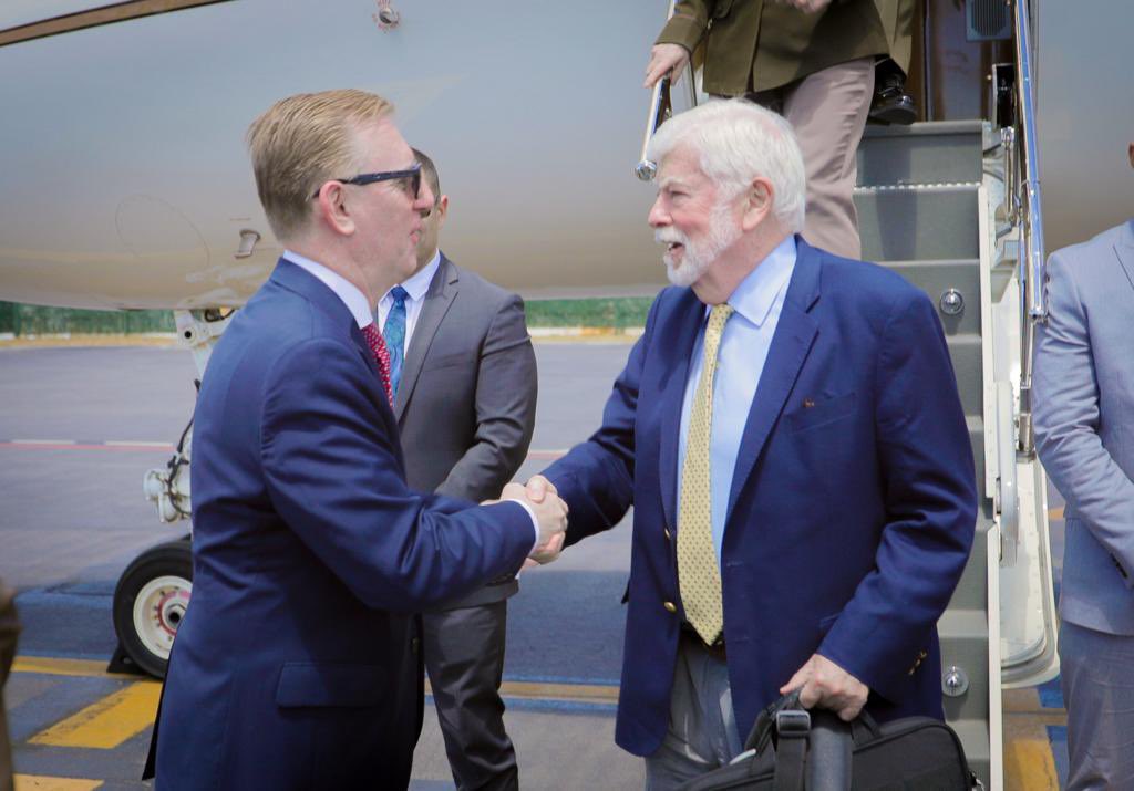 elemprendedor_'s tweet photo. La delegación estadounidense encabezada por el asesor Presidencial para las #Américas, #ChristopherDodd y la comandante de @Southcom, la General #LauraRichardson arribó a #Ecuador para fortalecer la cooperación bilateral en materia de seguridad.
🇪🇨🤝🇺🇸 https://t.co/cSR3dm2zF8