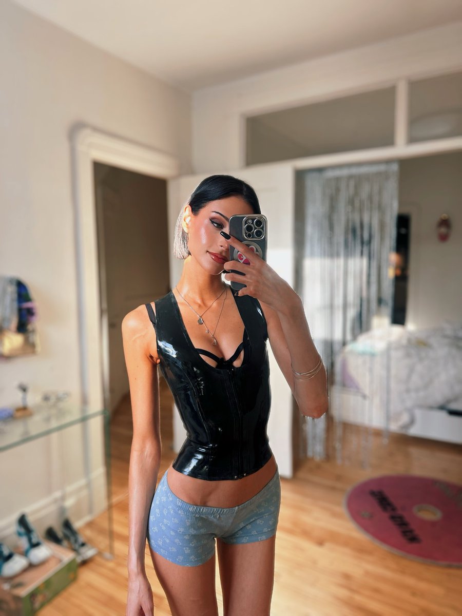 LOLATHEBRAT's tweet photo. Since ‘22, I've kept a low profile while battling with the dark grip of Depression. It was a very challenging period, but I’m grateful to have an incredible support system.🖤🖤Time off was crucial for my healing journey, but I’m ready for new adventures; I’m not back, I’m better! https://t.co/sgi510T9pY