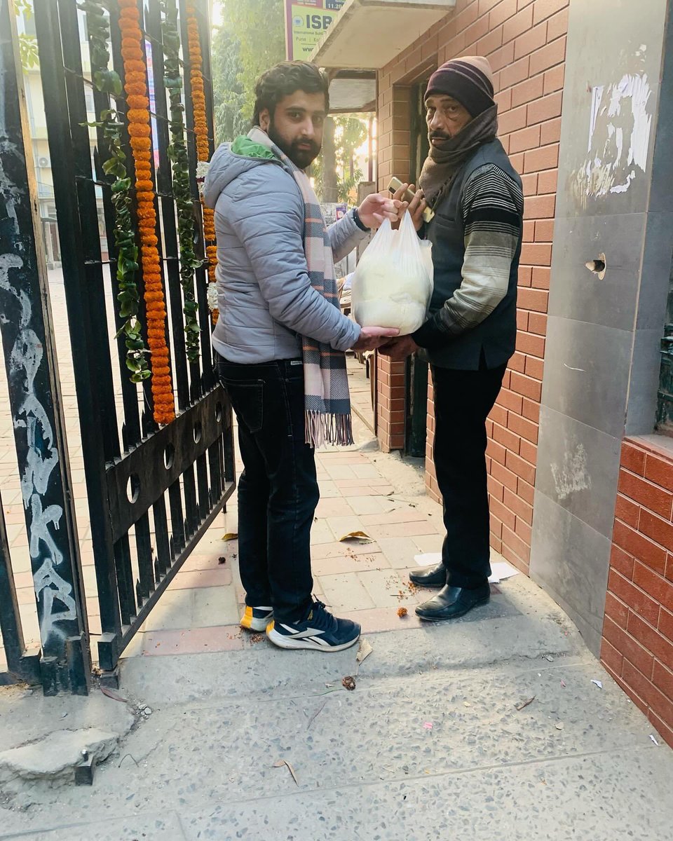 BidhuriC's tweet photo. कालकजी विभाग ( दिल्ली प्रांत ) के कार्यकर्ताओं द्वारा राम मंदिर प्राण प्रतिष्ठा की पूर्व संध्या पर अलग-अलग स्थानों पर ज़रूरतमंद लोगों के बीच रासन वितरण किया गया !!🚩🚩 https://t.co/Srm4TO91GR