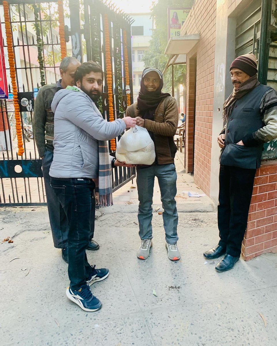 BidhuriC's tweet photo. कालकजी विभाग ( दिल्ली प्रांत ) के कार्यकर्ताओं द्वारा राम मंदिर प्राण प्रतिष्ठा की पूर्व संध्या पर अलग-अलग स्थानों पर ज़रूरतमंद लोगों के बीच रासन वितरण किया गया !!🚩🚩 https://t.co/Srm4TO91GR