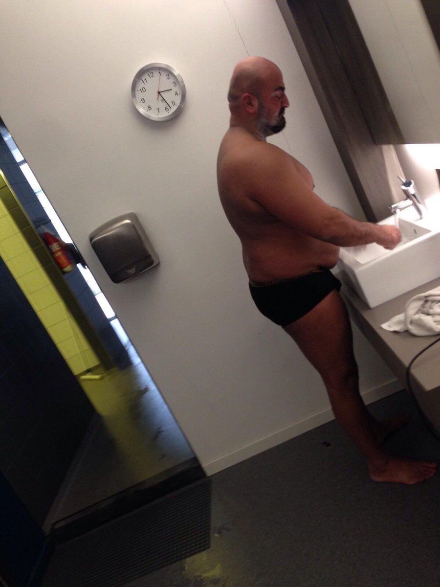 Wie ich meine schamhaare aus dem rasierer von meinem vater wasche mit dem er sich morgen wieder für Arbeit rasiert