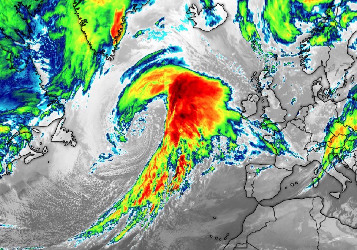 CarlowWeather's tweet photo. #StormJocelyn is a big system and people asking about it being bigger than Isha, well it isn’t all about size you know! Jocelyn is big storm but it won’t be as intense as it moves North of Ireland. It will pack a punch &amp; cause issues but not as bad as Isha in terms of peak winds. https://t.co/6LpUu40eF5