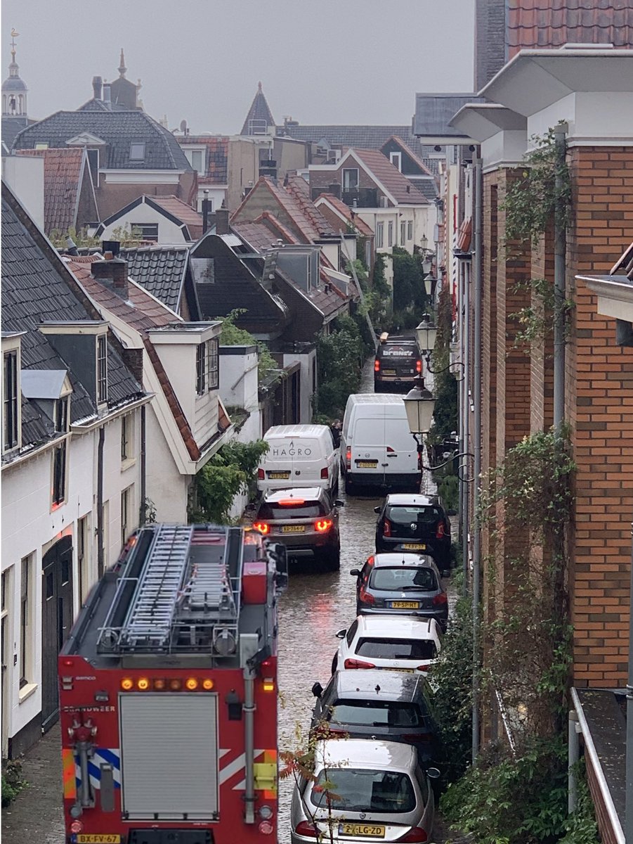 Wimzegt's tweet photo. 3x binnen één maand inzet van groot materiaal Brandweer Amersfoort Maar kunnen ze wel op locatie komen waar de noodhulp is verreist als @lucasbolsius @Gem_Amersfoort de parkeerregels #autoluwe binnenstad niet handhaaft (foto 4; bewerkt Brandweerauto toegevoegd) https://t.co/Py5TjEeais