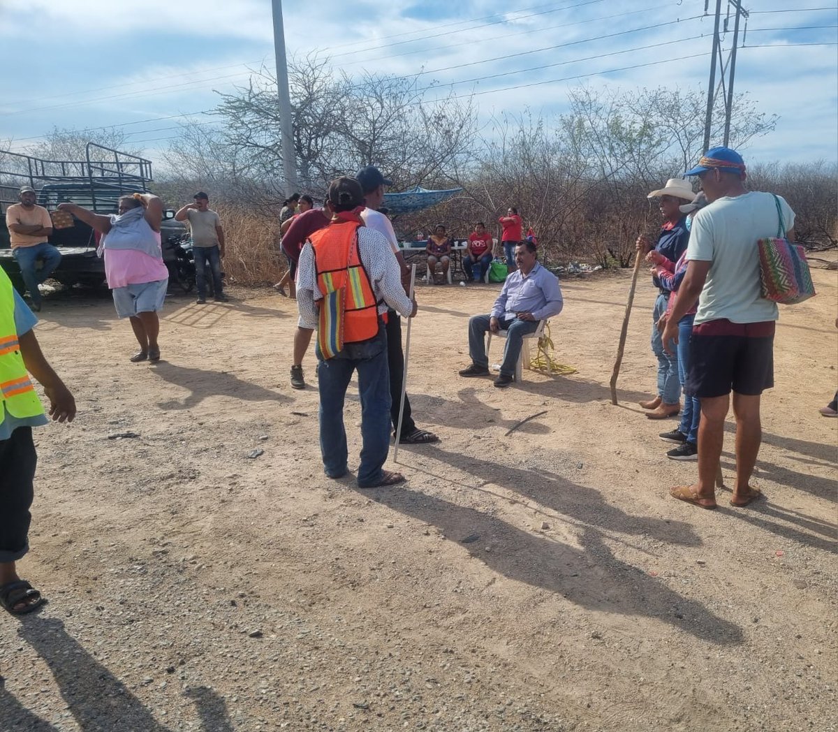 MeganoticiasSCR's tweet photo. 👤🚨#Amarran y #retienen a #DelegadodePaz en #bloqueo carretero del #Istmo.
Enrique Martínez, fue retenido por pobladores de #ReformadePineda, para exigir la revocación de mandato de José Méndez R., acusado de violencia de género.
Denuncian omisión del Gobierno Estatal. https://t.co/eq7TWWL8rF