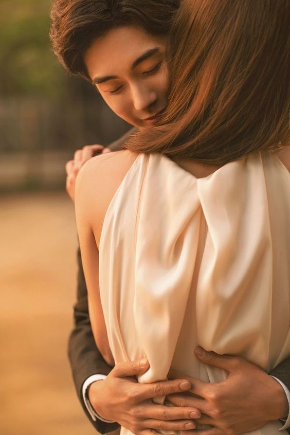 Cada abrazo contiene una sonrisa y 
así, cerquita de mi pecho siento el 
reflejo dulce de tu rostro, sientes
mi corazón y unisonos latidos nos 
envuelven en el tierno perfume de 
nuestro amor, mágicos momentos...

Amor de mi vida y alma 🌼💞🌹