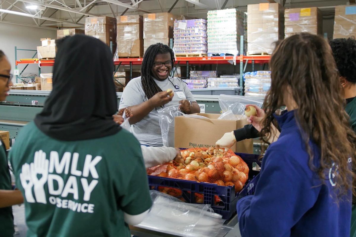 jeronlink's tweet photo. What an honor it was to serve on the Martin Luther King Jr. Day of Service with @POTUS Joe Biden, @phillymayor Cherelle Parker, the CEO and Board Chair of @philabundance, and fellow @AmeriCorps members from across Philadelphia. @AmeriCorpsCEO #BeetHunger #MLKDay2024 https://t.co/yKKM6mJzzg