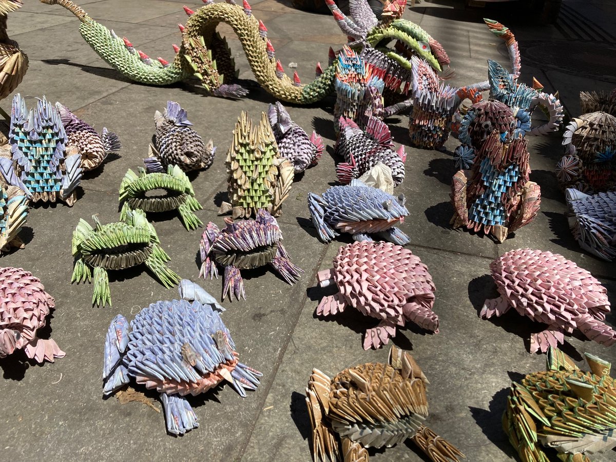 #inflation Auf Bogotas Straßen verkauft ein Venezolaner Tiere aus venezolanischen Geldscheinen. Was für ein Bild. #inflación