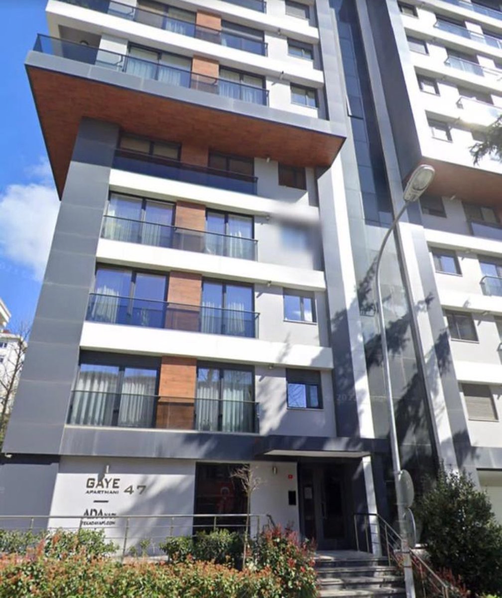 Kadıköy’ün en müstesna semtlerinden birinde bulunan Gaye Apartmanına bakıyorsunuz. Evet bu apartman İstanbul’da ve Hafize Gaye Erkan’ın ailesine ait. Ama nasıl olsa devletin malı deniz. Başka bir evin kirasını devlete ödetmekte sıkıntı yok! —— Dönelim baba Erol Erkan’a kendisi…