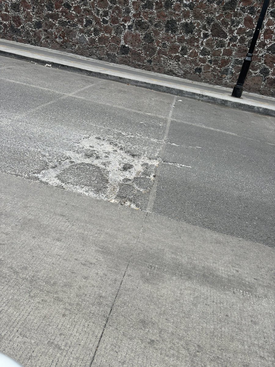 gridet's tweet photo. @BJAlcaldia @LaSEMOVI @SOBSECDMX @locatel_mx El tiempo pasa y el pavimento entre Puente Xoco entre El Cantoral y Mitakah cada vez está peor, la zona es conflictiva por todos los que se estacionan en lugares prohibidos, por los eventos y por el centro comercial y luego los baches. https://t.co/1gHtysyzOX