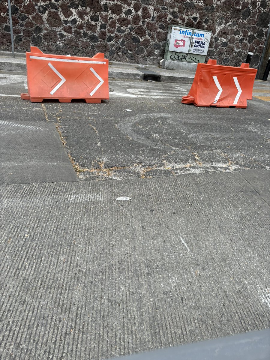 gridet's tweet photo. @BJAlcaldia @LaSEMOVI @SOBSECDMX @locatel_mx El tiempo pasa y el pavimento entre Puente Xoco entre El Cantoral y Mitakah cada vez está peor, la zona es conflictiva por todos los que se estacionan en lugares prohibidos, por los eventos y por el centro comercial y luego los baches. https://t.co/1gHtysyzOX