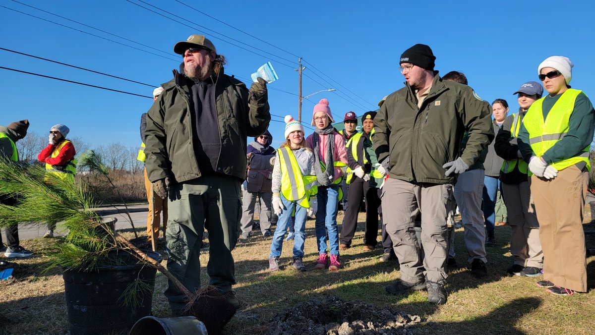 KHoustonB's tweet photo. Alief now has another 300 trees thanks to a big event that brought together Mitsubishi, HARC, Texas A&amp;M Forest Service, Trees For Houston, Houston-Galveston Area Council, Alief Super Neighborhood Council, and #KeepHoustonBeautiful! https://t.co/2eqWjU1Xnk