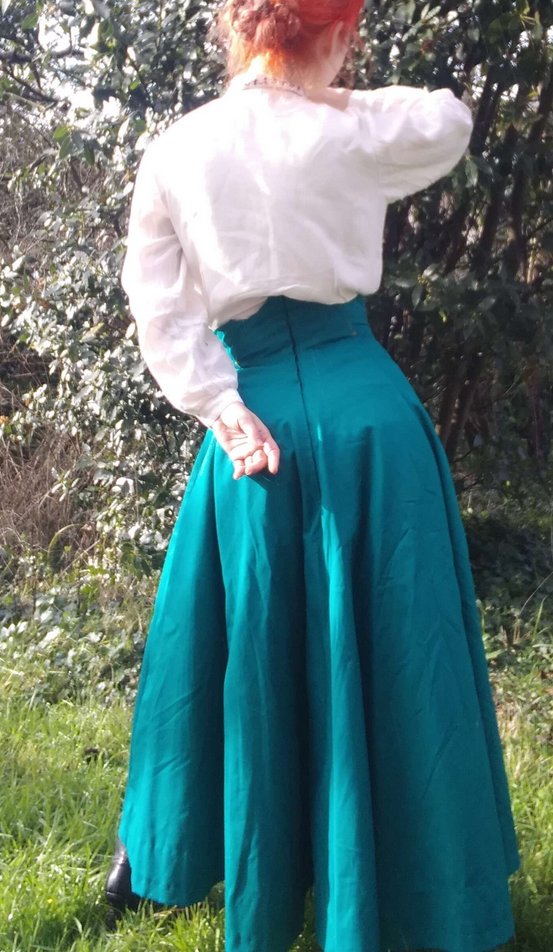 KernelOGF's tweet photo. I sew myself an edwardian skirt 🪡✨ https://t.co/QppMgdTbmF