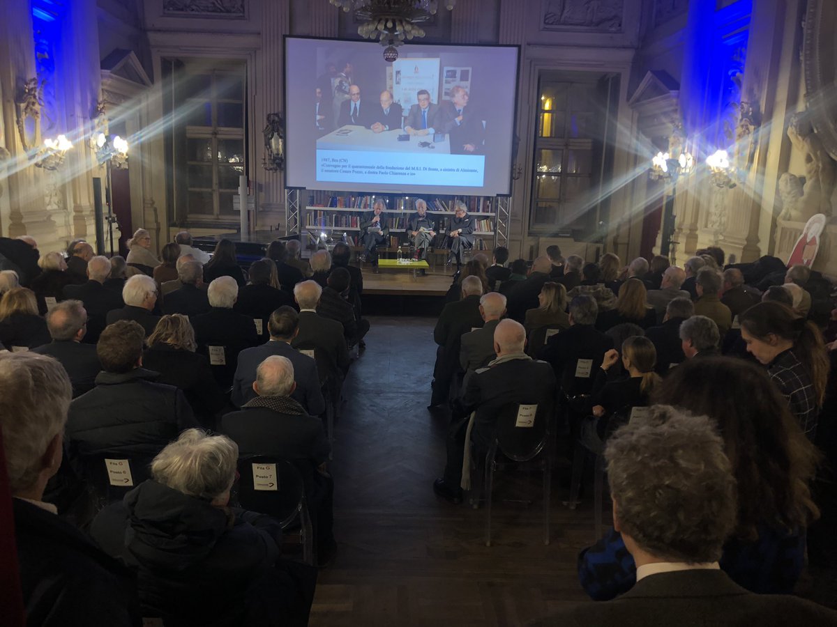 CarloBoetti's tweet photo. Solo posti inpiedi nella sala grande del Circolo dei Lettori per la presentazione di Dignità di una scelta, cronistoria di un balilla classe 1931, di Ludovico Boetti Villanis, ed. Bastogi. Grazie a tutti gli intervenuti che hanno contribuito al successo della serata! https://t.co/wLTnXRSdIt