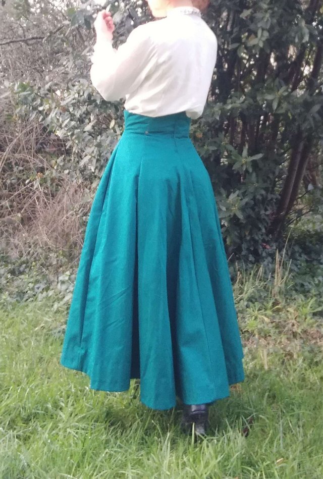 KernelOGF's tweet photo. I sew myself an edwardian skirt 🪡✨ https://t.co/QppMgdTbmF