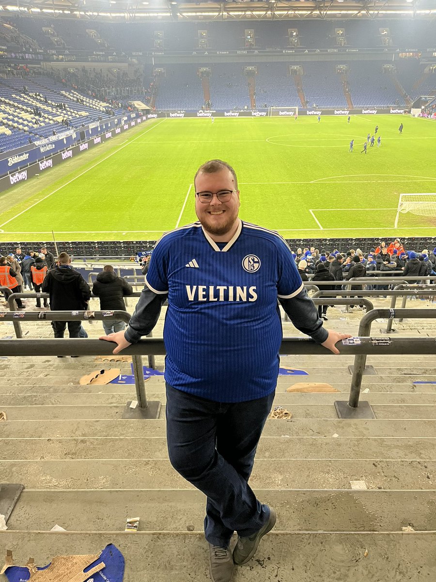 Dieses Erlebnis ist einfach unbeschreiblich. Am Samstag gegen Hamburg das erste Mal in der Kurve gestanden. Hat mega viel Spaß gemacht und war eine mega geile Erfahrung. Ein langer Kindheitstraum ist endlich in Erfüllung gegangen 💙🤍 #S04