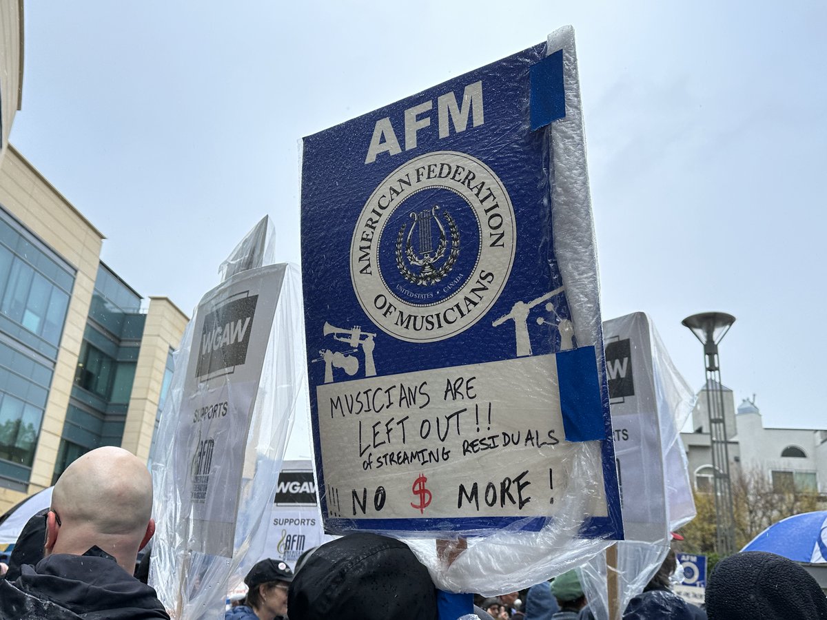 Braved the wind, rain & cold this morning to live by our ideals, do the thing and show up to support @AFMLocal47 / @fairshare4music at the Sherman Oaks Galleria today. I even ran into some old pals, too. 🎞️🎶✊🏼

#AFMStrong #unionstrong #Solidarity #HollywoodLabor #FS4M #latergram