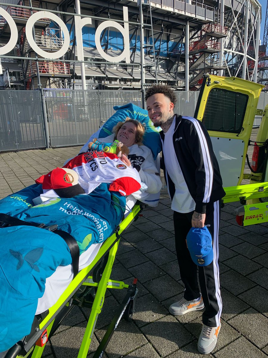 Faalerie's tweet photo. Een prachtig gebaar. Mijn moeders laatste wens was hierdoor extra bijzonder. Ze heeft genoten. Erg dankbaar. @Feyenoord @ADnl ❤️ https://t.co/DPYphKBkAv